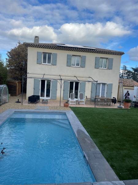 Installation de panneaux solaires en surimposition de toiture 4 pans à Eguilles